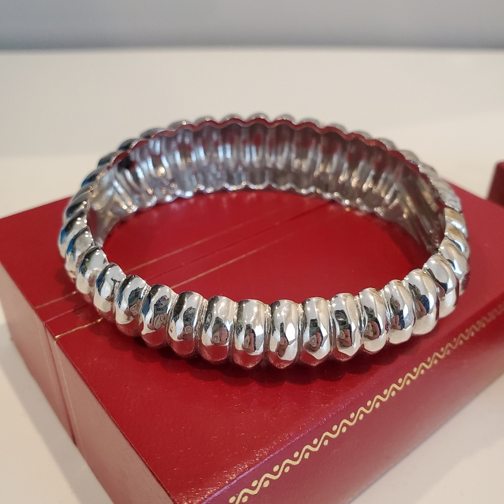 Vintage Bracelet and‎ Clip Earrings - Picture 4 of 16